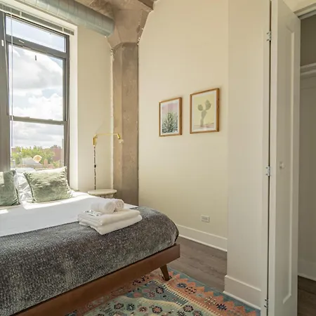 Bright 2br Luxury Corner With Optional Parking Sleeps 6 Guests Near Mccormick Place And Soldier Field * Chicago