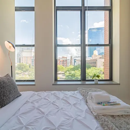Bright 2br Luxury Corner With Optional Parking Sleeps 6 Guests Near Mccormick Place And Soldier Field *