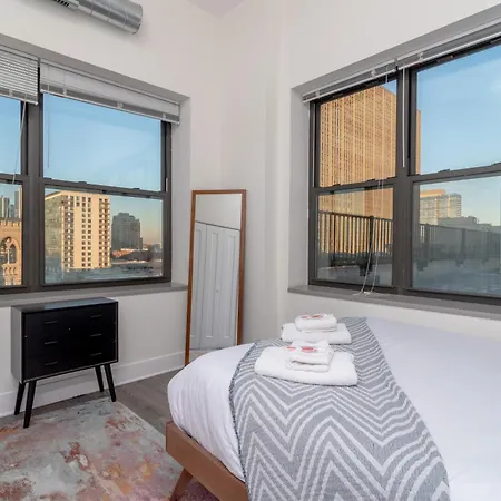 Mccormick Place 3br Luxury Penthouse Duplex With Personal Rooftop And Optional Parking For 8 Guests In South Loop Apartment Chicago