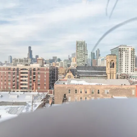 Modern 2br Loft With Amazing Skyline View And Optional Parking For 8 Guests Near Mccormick Place And Soldier Field Apartment Chicago