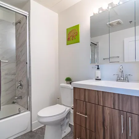 Modern 2br Loft With Amazing Skyline View And Optional Parking For 8 Guests Near Mccormick Place And Soldier Field