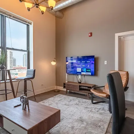 Apartment Modern 2br Loft With Amazing Skyline View And Optional Parking For 8 Guests Near Mccormick Place And Soldier Field Chicago