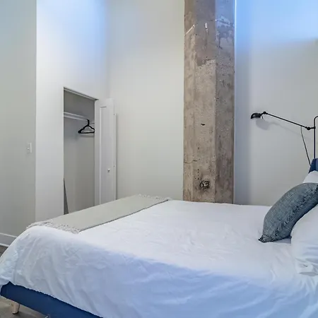 Modern 2br Loft With Amazing Skyline View And Optional Parking For 8 Guests Near Mccormick Place And Soldier Field Apartment Chicago