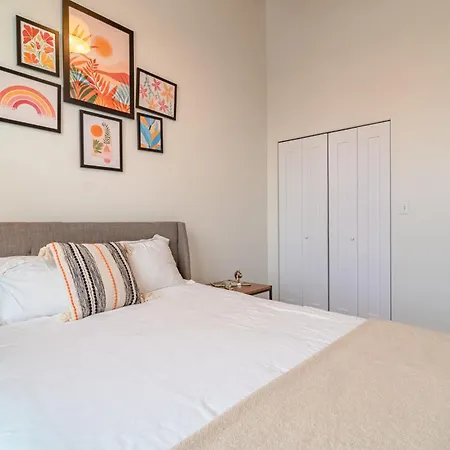 Apartment Modern 2br Loft With Amazing Skyline View And Optional Parking For 8 Guests Near Mccormick Place And Soldier Field *