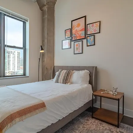 Modern 2br Loft With Amazing Skyline View And Optional Parking For 8 Guests Near Mccormick Place And Soldier Field Apartment Chicago