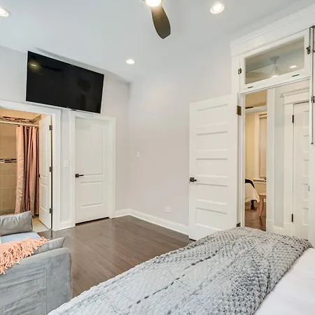 Apartment Spacious With Deck About 3 Mi To Downtown Chicago! *