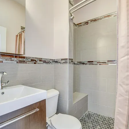 Spacious With Deck About 3 Mi To Downtown Chicago! Apartment *