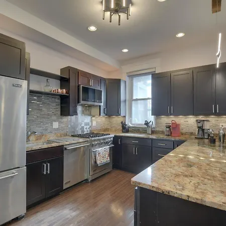 Spacious With Deck About 3 Mi To Downtown Chicago! *