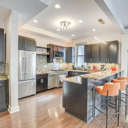 Spacious With Deck About 3 Mi To Downtown Chicago!