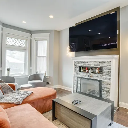 Spacious With Deck About 3 Mi To Downtown Chicago!