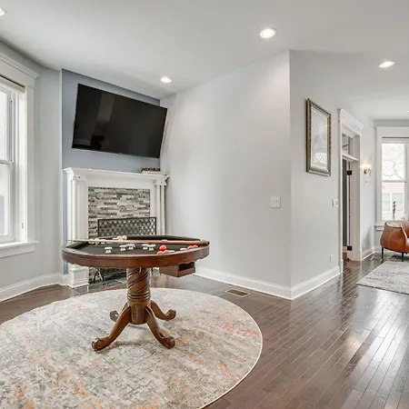 Spacious With Deck About 3 Mi To Downtown Chicago! Apartment