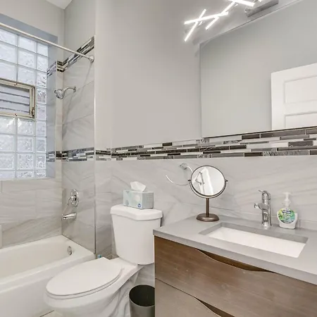 Apartment Spacious With Deck About 3 Mi To Downtown Chicago! Chicago