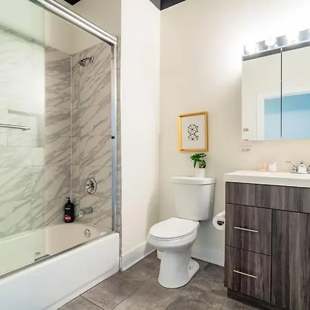 Charming 2br With Skyline View, Optional Parking & Gym Access Near Mccormick Place, Lakefront And Soldier Field Chicago