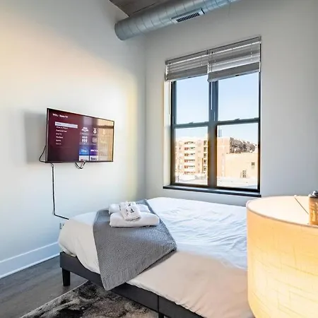 Charming 2br With Skyline View, Optional Parking & Gym Access Near Mccormick Place, Lakefront And Soldier Field * Chicago