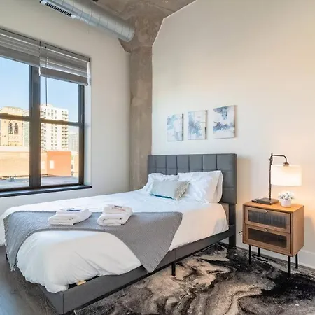 Charming 2br With Skyline View, Optional Parking & Gym Access Near Mccormick Place, Lakefront And Soldier Field * Chicago