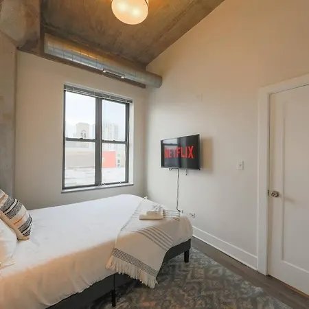 Spacious 2br South Loop With Skyline View, Optional Parking And Gym Access Close To Mccormick Place, Grant Park, Museum Campus & Cta Lines Apartment Chicago