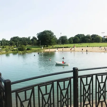 Modern Oasis Near Park, Pet Friendly, Fast Wi-fi.