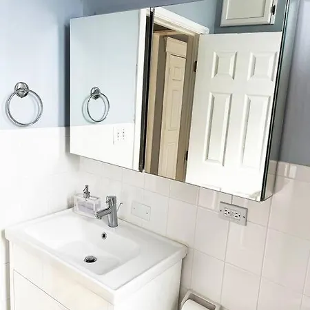 Modern Oasis Near Park, Pet Friendly, Fast Wi-fi. Apartment *