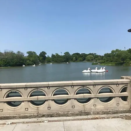 Modern Oasis Near Park, Pet Friendly, Fast Wi-fi. * Chicago