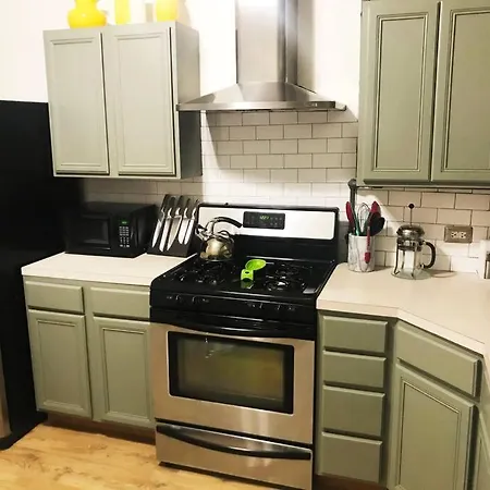 Apartment Modern Oasis Near Park, Pet Friendly, Fast Wi-fi. *