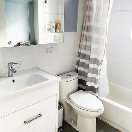 Modern Oasis Near Park, Pet Friendly, Fast Wi-fi. Apartment *