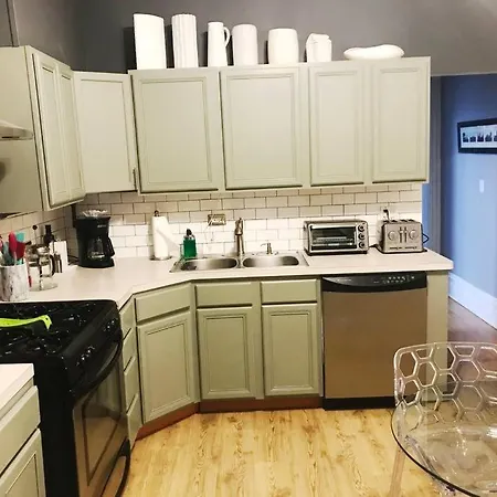 Apartment Modern Oasis Near Park, Pet Friendly, Fast Wi-fi. *