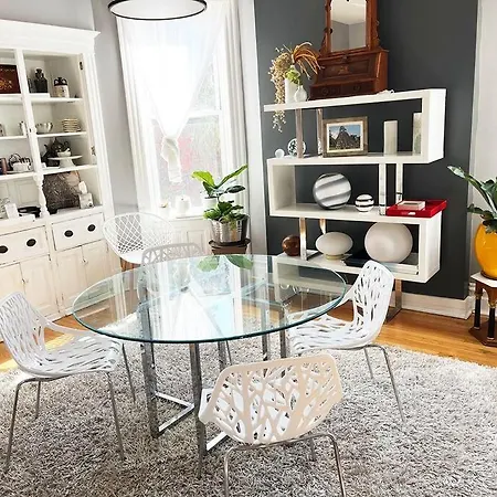 Apartment Modern Oasis Near Park, Pet Friendly, Fast Wi-fi.