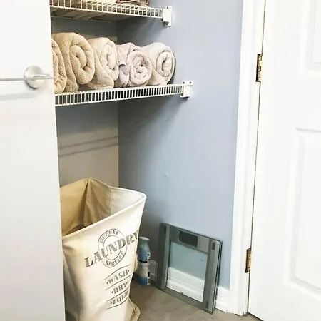 Modern Oasis Near Park, Pet Friendly, Fast Wi-fi. *