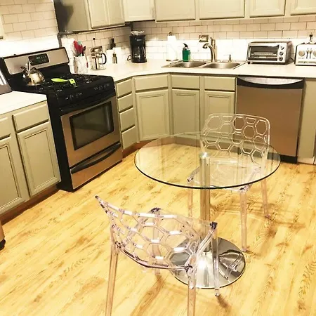 Modern Oasis Near Park, Pet Friendly, Fast Wi-fi. *