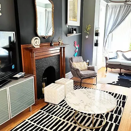 Modern Oasis Near Park, Pet Friendly, Fast Wi-fi.