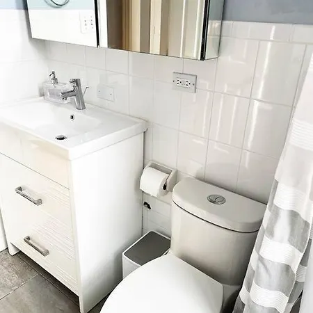 Modern Oasis Near Park, Pet Friendly, Fast Wi-fi. *