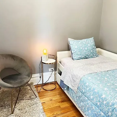 Apartment Modern Oasis Near Park, Pet Friendly, Fast Wi-fi.
