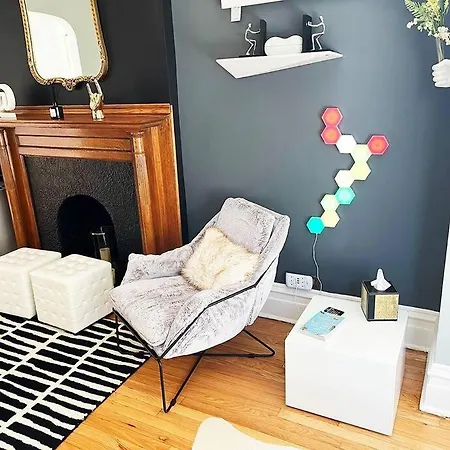 Apartment Modern Oasis Near Park, Pet Friendly, Fast Wi-fi.