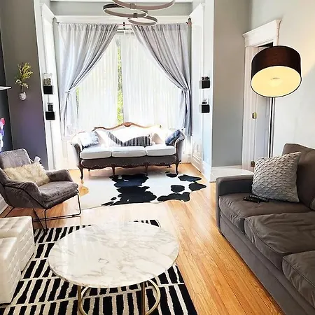 Apartment Modern Oasis Near Park, Pet Friendly, Fast Wi-fi. Chicago