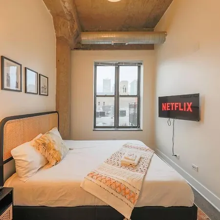 Apartment Spacious 2br On Michigan Ave With Private Patio, Optional Parking & Gym Near Mccormick Convention Center, Soldier Field And Grant Park *
