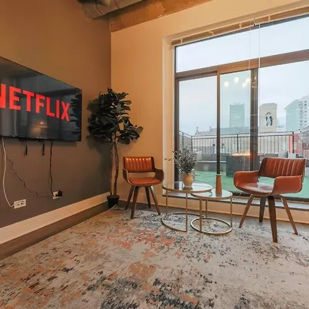 Spacious 2br On Michigan Ave With Private Patio, Optional Parking & Gym Near Mccormick Convention Center, Soldier Field And Grant Park Apartment *
