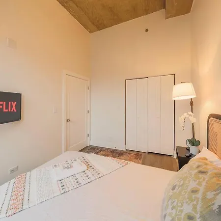 Spacious 2br On Michigan Ave With Private Patio, Optional Parking & Gym Near Mccormick Convention Center, Soldier Field And Grant Park Apartment *