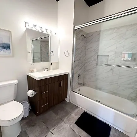 2br Retreat With Optional Parking And Gym Access Near Mccormick Place And Soldier Field Apartment *