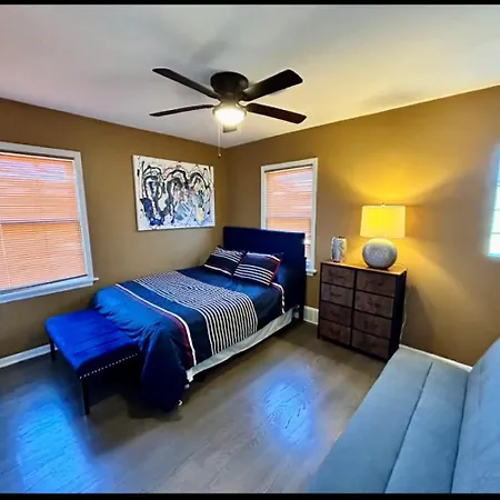 Holiday home Tranquil Urban Retreat Chicago