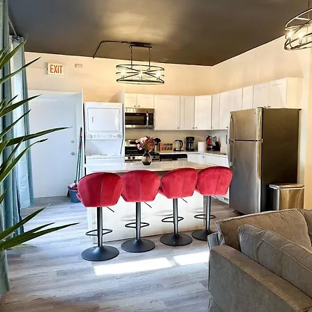 Family And Group Friendly 5br Spacious Unit With Pool Table And Optional Parking Near Mccormick Place And Soldier Field Apartment *