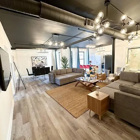 Family And Group Friendly 5br Spacious Unit With Pool Table And Optional Parking Near Mccormick Place And Soldier Field *