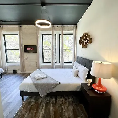 Family And Group Friendly 5br Spacious Unit With Pool Table And Optional Parking Near Mccormick Place And Soldier Field