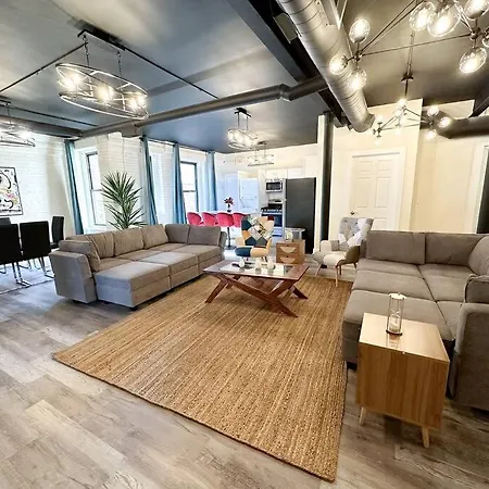 Apartment Family And Group Friendly 5br Spacious Unit With Pool Table And Optional Parking Near Mccormick Place And Soldier Field Chicago