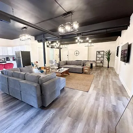Family And Group Friendly 5br Spacious Unit With Pool Table And Optional Parking Near Mccormick Place And Soldier Field *