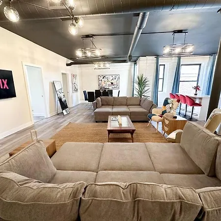 Family And Group Friendly 5br Spacious Unit With Pool Table And Optional Parking Near Mccormick Place And Soldier Field Apartment