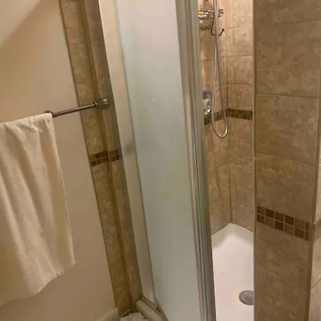 Apartment Entire 1 Bedroom Floor Unit With Patio