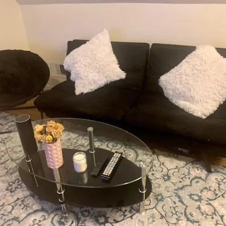 Apartment Entire 1 Bedroom Floor Unit With Patio