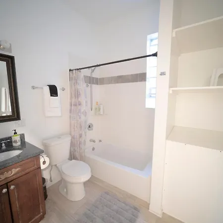 Stone Mansion Sleeps 10-20 Free Tv & Parking