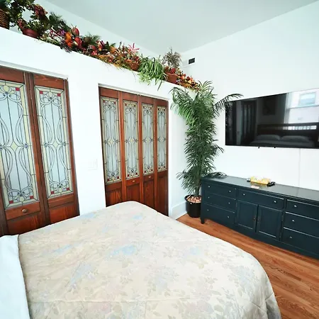 Stone Mansion Sleeps 10-20 Free Tv & Parking