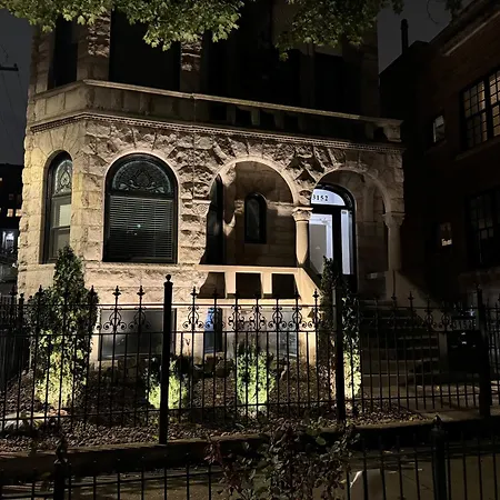 Stone Mansion Sleeps 10-20 Free Tv & Parking